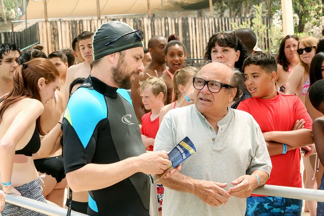 It's Always Sunny in Philadelphia - Season 12 - The Gang Goes to a Water Park - Photos - Charlie Day, Danny DeVito