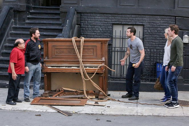 It's Always Sunny in Philadelphia - Hero or Hate Crime? - Van film - Danny DeVito, Charlie Day, Rob McElhenney, Glenn Howerton