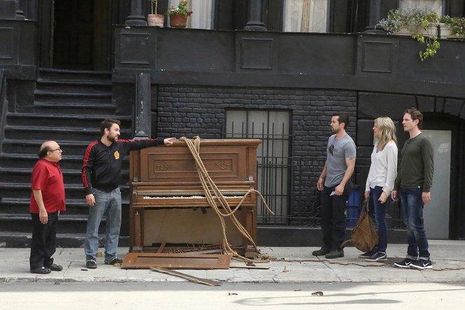 It's Always Sunny in Philadelphia - Hero or Hate Crime? - Photos - Danny DeVito, Charlie Day, Rob McElhenney, Kaitlin Olson, Glenn Howerton