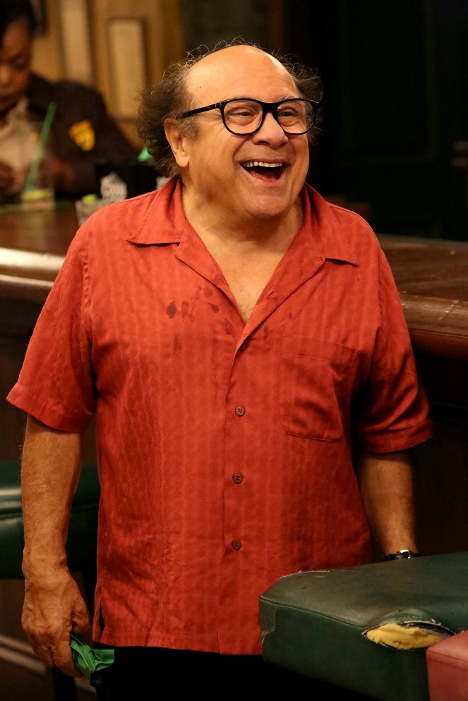 It's Always Sunny in Philadelphia - The Gang Tends Bar - Van film - Danny DeVito