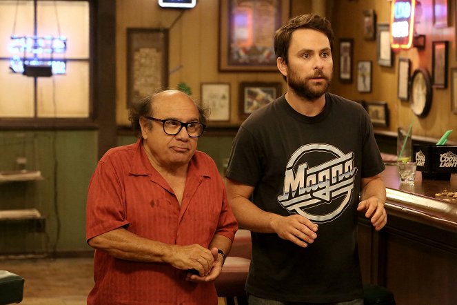 It's Always Sunny in Philadelphia - The Gang Tends Bar - Photos - Danny DeVito, Charlie Day