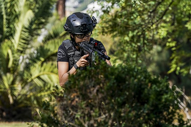 SWAT - Különleges egység - West Coast Offense - Filmfotók - Lina Esco