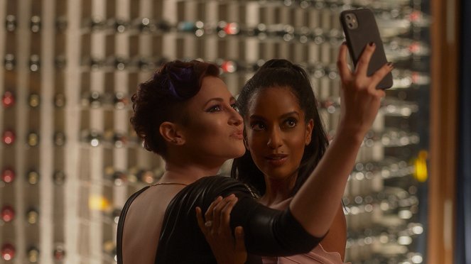 Supergirl - Truth or Consequences - Film - Chyler Leigh, Azie Tesfai