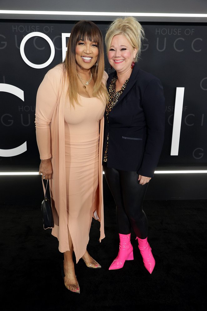 Klan Gucci - Z akcií - Los Angeles premiere of MGM's 'House of Gucci' at Academy Museum of Motion Pictures on November 18, 2021 in Los Angeles, California - Kym Whitley, Caroline Rhea