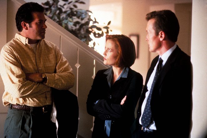 The X-Files - Season 8 - Invocation - Photos - Erich Anderson, Gillian Anderson, Robert Patrick