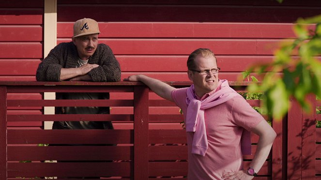 Luottomies - Season 3 - Julkkisnaapurit - Filmfotos - Kari Ketonen, Antti Luusuaniemi