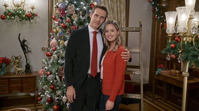 Christmas at the Palace - Promokuvat - Merritt Patterson, Andrew Cooper