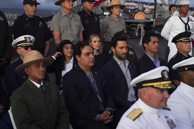 NCIS: Hawai'i - Impostor - Photos - Yasmine Al-Bustami, Jason Antoon, Tori Anderson, Noah Mills, Alex Tarrant