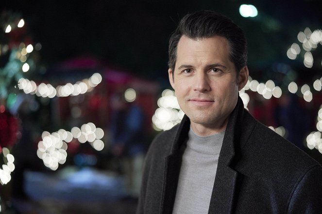 A Dickens of a Holiday! - Promokuvat - Kristoffer Polaha
