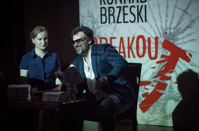 Breakout - Filmfotos - Weronika Nockowska, Bartosz Opania