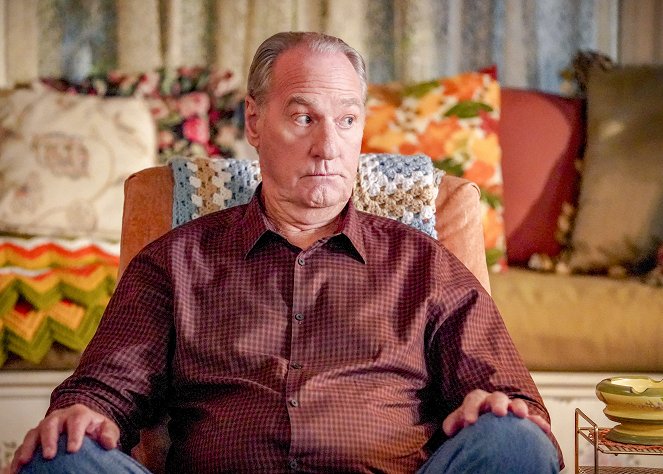 Young Sheldon - Season 5 - Potential Energy and Hooch on a Park Bench - Photos - Craig T. Nelson