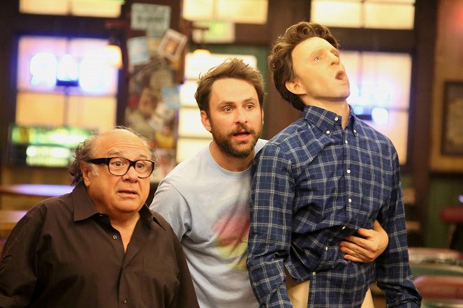It's Always Sunny in Philadelphia - Season 13 - The Gang Makes Paddy's Great Again - Photos - Danny DeVito, Charlie Day