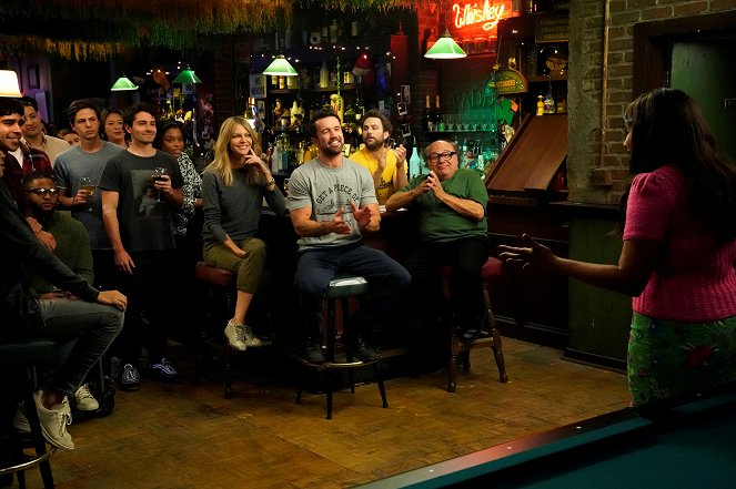 It's Always Sunny in Philadelphia - Season 13 - Parta obnovuje slávu hospody u Paddyho - Z filmu - Kaitlin Olson, Rob McElhenney, Charlie Day, Danny DeVito