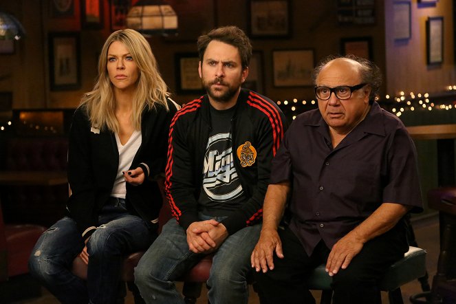 It's Always Sunny in Philadelphia - The Gang Makes Paddy's Great Again - Van film - Kaitlin Olson, Charlie Day, Danny DeVito