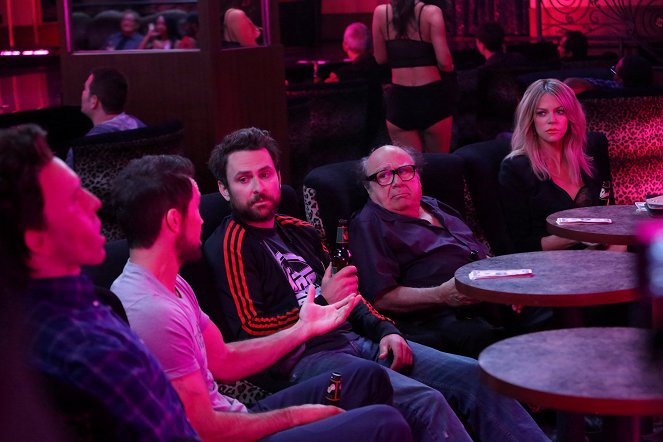 It's Always Sunny in Philadelphia - The Gang Makes Paddy's Great Again - Van film - Charlie Day, Danny DeVito, Kaitlin Olson