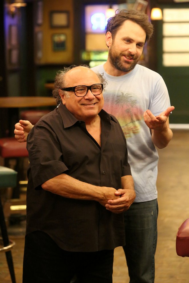 It's Always Sunny in Philadelphia - The Gang Makes Paddy's Great Again - Van film - Danny DeVito, Charlie Day