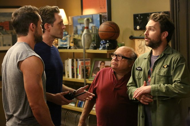 It's Always Sunny in Philadelphia - The Gang Escapes - Van film - Glenn Howerton, Danny DeVito, Charlie Day