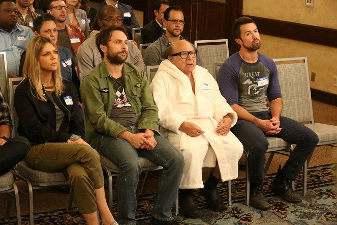 It's Always Sunny in Philadelphia - Time's Up for the Gang - Photos - Kaitlin Olson, Charlie Day, Danny DeVito, Rob McElhenney