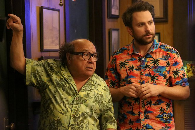 It's Always Sunny in Philadelphia - The Gang Solves the Bathroom Problem - Photos - Danny DeVito, Charlie Day