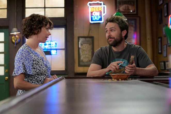 It's Always Sunny in Philadelphia - The Gang Does a Clip Show - Photos - Mary Elizabeth Ellis, Charlie Day