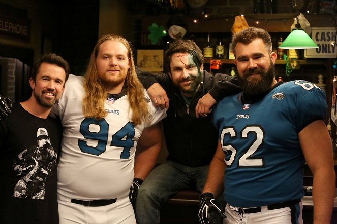 Felhőtlen Philadelphia - Season 13 - Charlie's Home Alone - Forgatási fotók - Rob McElhenney, Beau Allen, Charlie Day, Jason Kelce