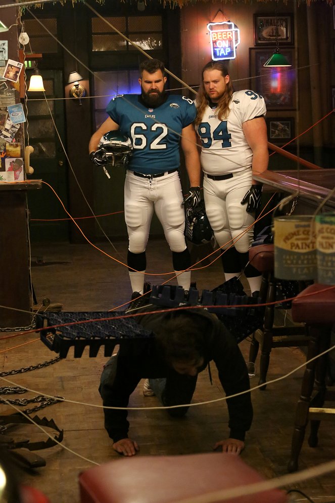 It's Always Sunny in Philadelphia - Charlie's Home Alone - Photos - Jason Kelce, Beau Allen