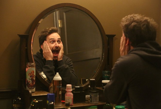 It's Always Sunny in Philadelphia - Charlie's Home Alone - Photos - Charlie Day