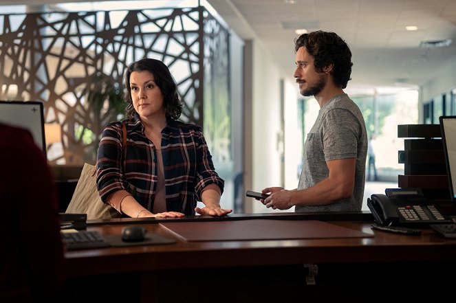 Yellowjackets - Season 1 - Nukketalo - Kuvat elokuvasta - Melanie Lynskey, Peter Gadiot