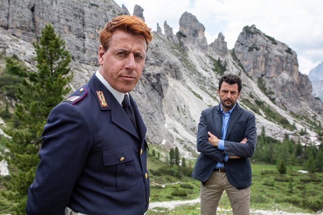 Die Bergpolizei - Ganz nah am Himmel - Season 5 - Werbefoto - Enrico Ianniello, Gianmarco Pozzoli