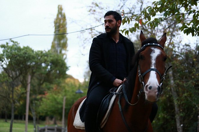 Kanunsuz Topraklar - Episode 6 - De la película - Uğur Güneş
