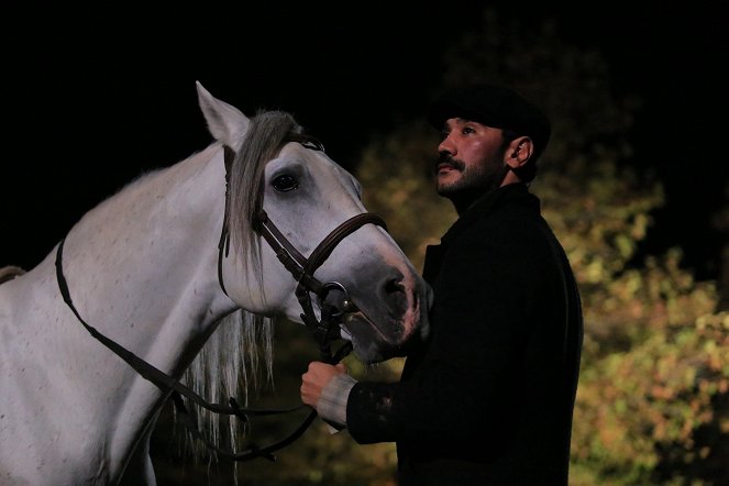 Kanunsuz Topraklar - Episode 7 - Photos - Uğur Güneş