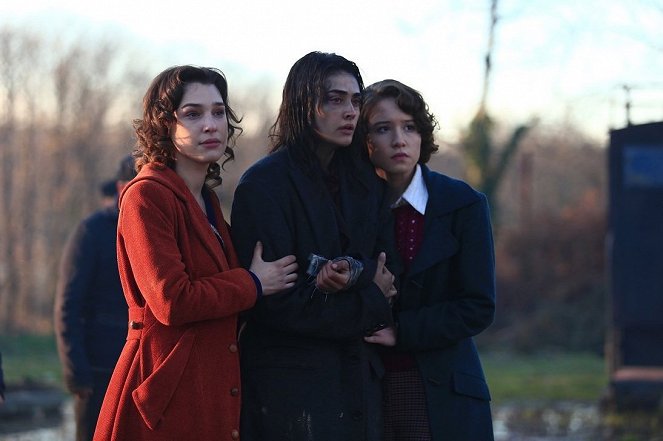 Kanunsuz Topraklar - Episode 11 - Photos - Esra Bilgiç Töre, Serdem Paçal