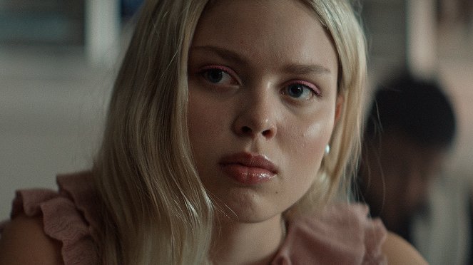 Lovi - Hymytyttö - De la película - Elli Arstila