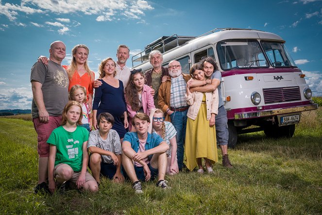 Špunti na cestě - Werbefoto - David Novotný, Antonín Holoubek, Anna Polívková, Jolana Jirotková, Viktor Antonio, Tatiana Dyková, Jiří Langmajer, Veronika Divišová, Filip Antonio, Ella Dvořáková, Miroslav Donutil, Arnošt Goldflam, Pavla Gajdošíková, Pavel Liška