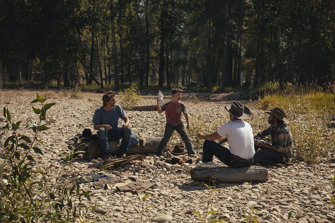 Yellowstone - Season 1 - Rozbřesk - Z filmu - Luke Grimes, Brecken Merrill, Dave Annable