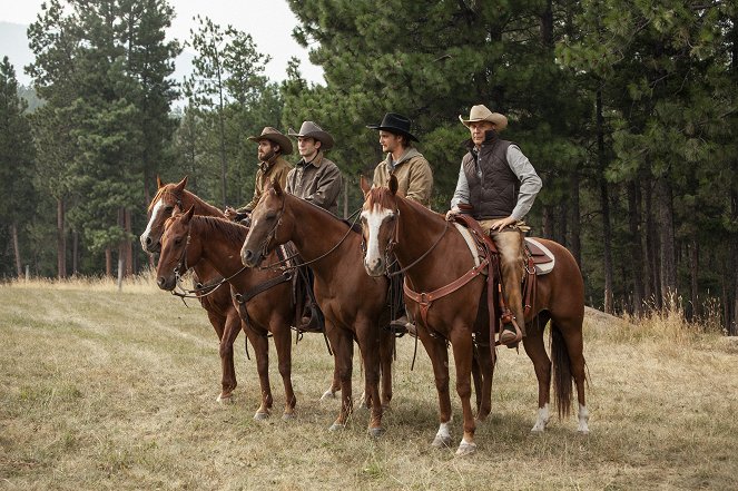 Yellowstone - Bei Tagesanbruch - Filmfotos - Dave Annable, Wes Bentley, Luke Grimes, Kevin Costner