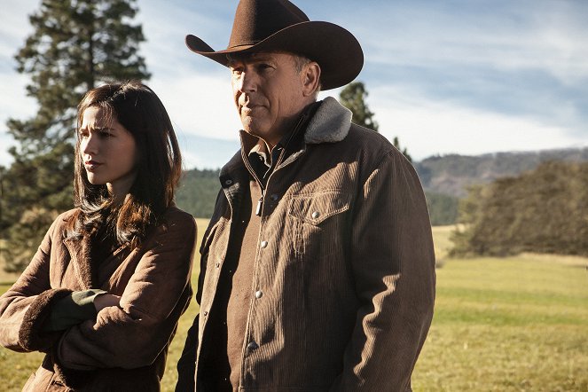 Yellowstone - Coming Home - Photos - Kelsey Asbille, Kevin Costner