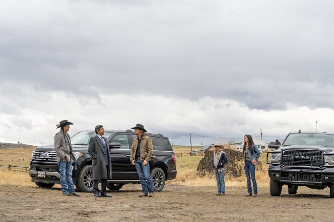 Yellowstone - Chcę być nim - Z filmu - Moses Brings Plenty, Gil Birmingham, Luke Grimes, Brecken Merrill, Kelsey Asbille