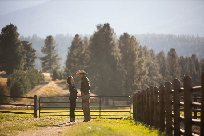 Yellowstone - Halten Sie die Wölfe in der Nähe - Filmfotos - Wendy Moniz, Kevin Costner