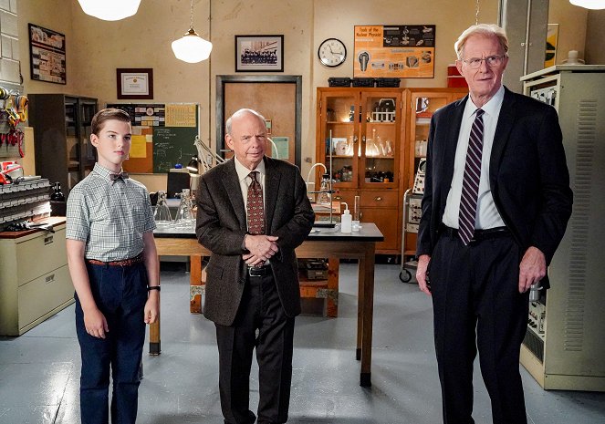 Young Sheldon - Stuffed Animals and a Sweet Southern Syzygy - Photos - Iain Armitage, Wallace Shawn, Ed Begley Jr.