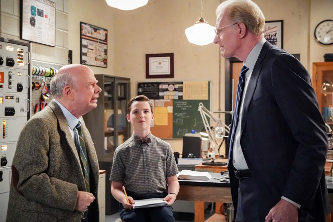 Young Sheldon - Stuffed Animals and a Sweet Southern Syzygy - Van film - Wallace Shawn, Iain Armitage, Ed Begley Jr.