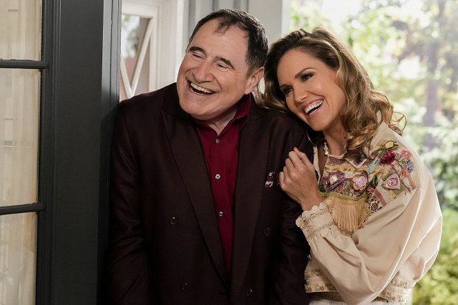 The Goldbergs - Season 9 - You Only Die Once, or Twice, but Never Three Times - Photos - Richard Kind, Erinn Hayes