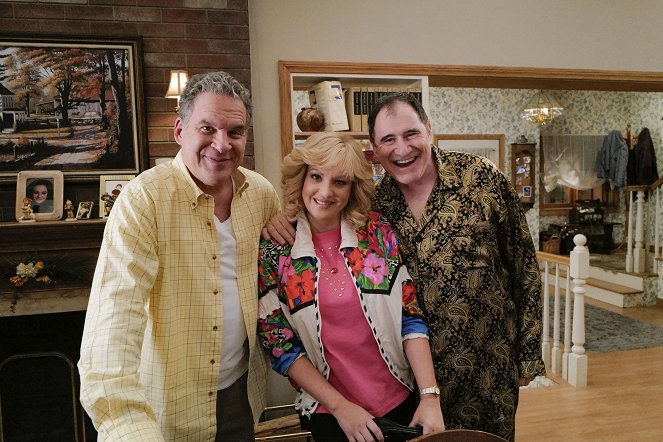 The Goldbergs - Season 9 - You Only Die Once, or Twice, but Never Three Times - Kuvat kuvauksista - Jeff Garlin, Wendi McLendon-Covey, Richard Kind