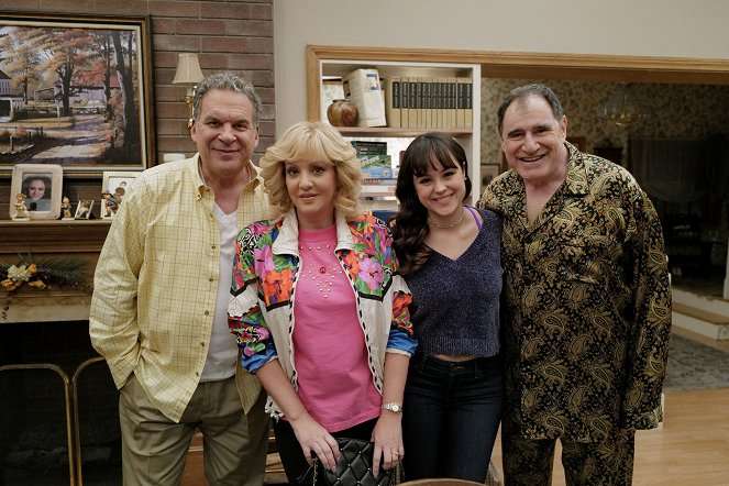 The Goldbergs - You Only Die Once, or Twice, but Never Three Times - De filmagens - Jeff Garlin, Wendi McLendon-Covey, Hayley Orrantia, Richard Kind