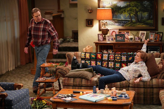 The Conners - Three Exes, Role Playing and a Waterbed - Photos - John Goodman, Laurie Metcalf