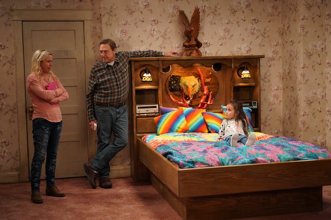 The Conners - Season 4 - Three Exes, Role Playing and a Waterbed - Photos - Alicia Goranson, John Goodman