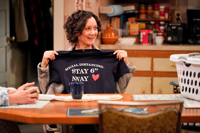 The Conners - Season 4 - Three Exes, Role Playing and a Waterbed - Van film - Sara Gilbert