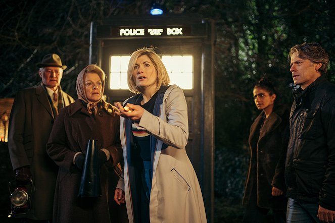 Doctor Who - Village of the Angels - Filmfotos - Vincent Brimble, Jodie Whittaker, Mandip Gill, John Bishop