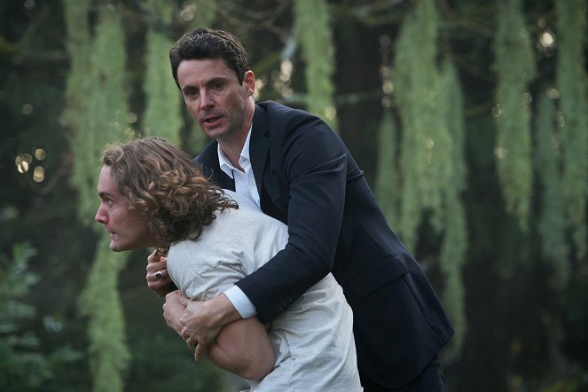 A Discovery of Witches - Season 3 - Episode 3 - Photos - Toby Regbo, Matthew Goode