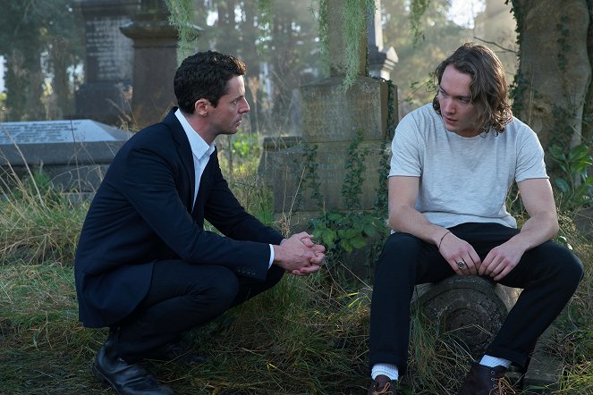 A Discovery of Witches - Season 3 - Episode 3 - Photos - Matthew Goode, Toby Regbo